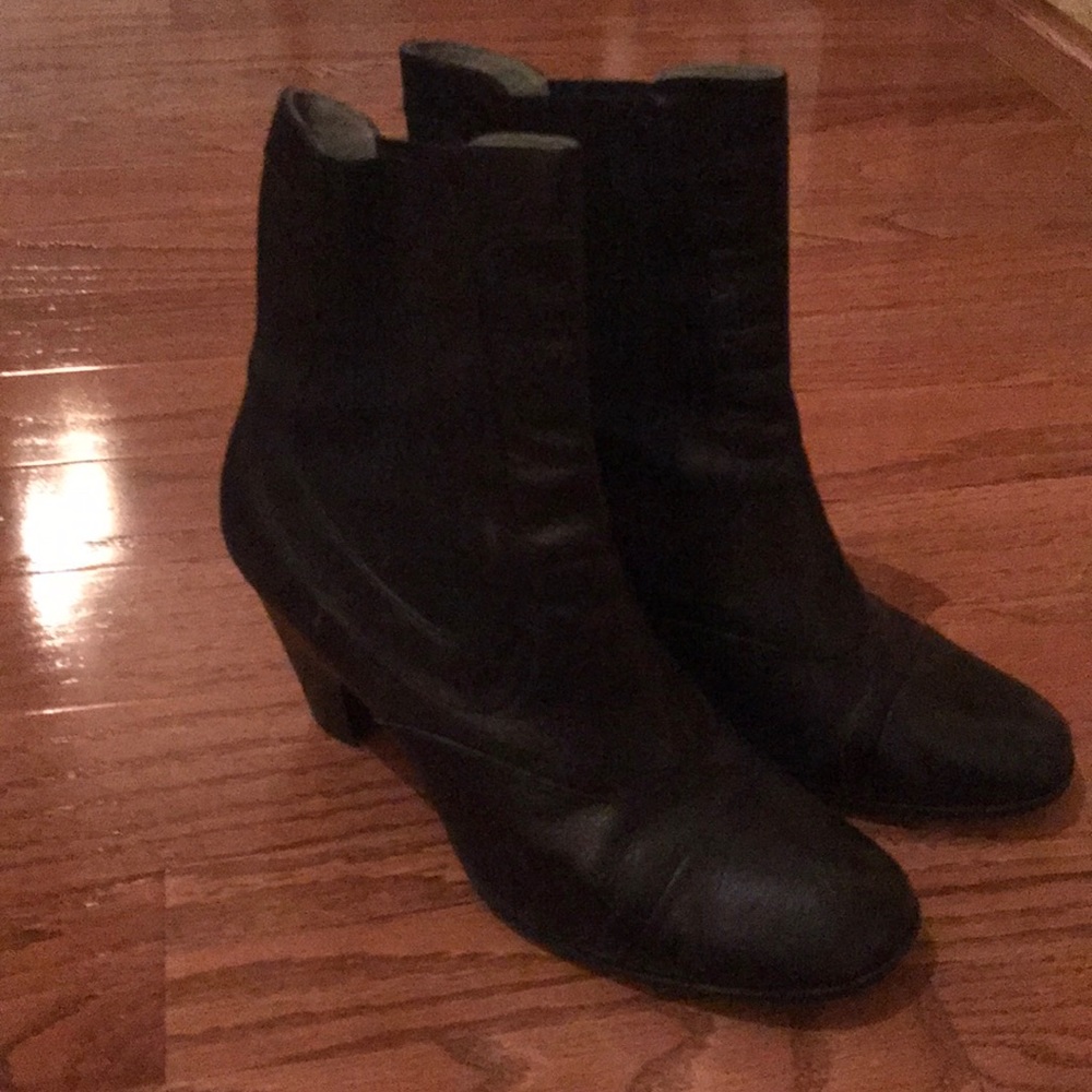 Born black boots